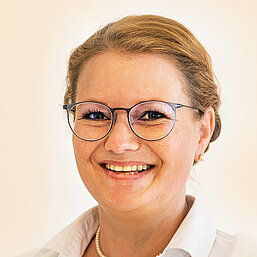 Julia Ostermann v. Roth - B. Sc. Augenoptik, Porträtfoto, farbig